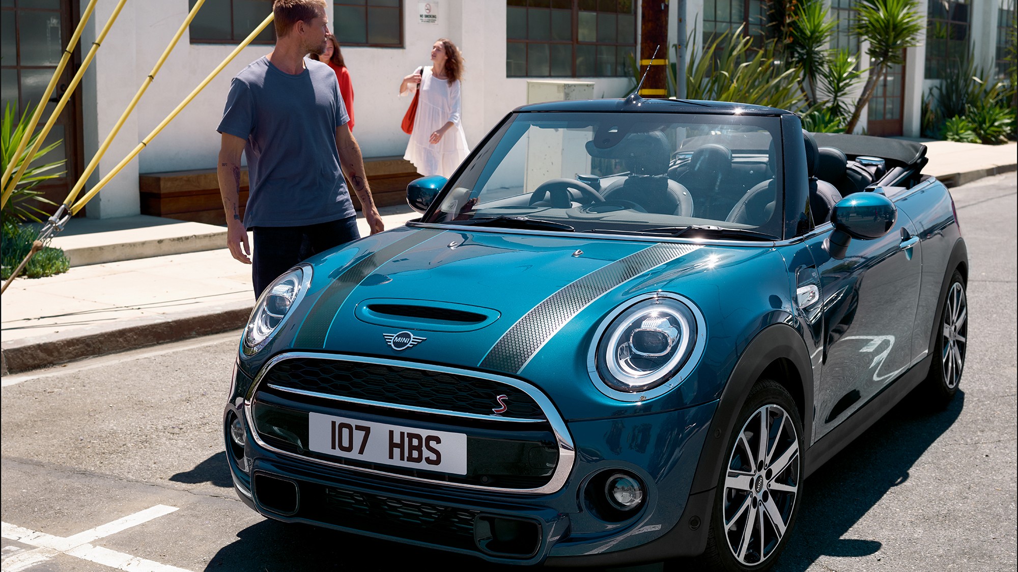 MINI Convertible Sidewalk Edition – blue and black – front view